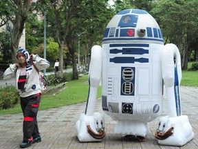 แฟน ๆ ของ Star Wars ปรากฏตัวในชุดสวนสาธารณะในท้องถิ่นเมื่อวันที่ 4 พฤษภาคม 2022 เพื่อแข่งขันกับคุณในวันที่ 4 พฤษภาคมในไทเป
