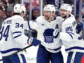 이 센터 인 Morgan Rielly 피고인 Maple Leafs는 Auston Matthews 팀원들과 왼쪽의 Oliver Ekman-Larsson과 함께 Amerant Bank Area의 3 번째 스탠리 플레이 오프 3 라운드의 Sergei Bobrovsky에 대한 Oliver Ekman-Larsson과의 목표를 축하합니다.
