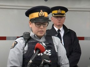 RCMP CPL. تقرأ كارلي ماكان اعترافًا بصوت عالٍ في مقاطعة بيكتو ، نوفا اسكتلندا ، قبل أن تقدم الشرطة أحدث التفاصيل حول البحث عن الإخوة والأخوات المفقودين ليلي سوليفان ، وشقيقها جاك سوليفان ، 4 ، يوم الأربعاء ، 7 مايو 2025.