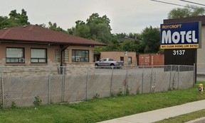 2025 년 5 월 23 일 금요일 스카 버러에있는 3137 Kingston Rd.에 위치한 Roycroft Motel에서 30 세의 여성이 심각한 부상을 입었습니다.