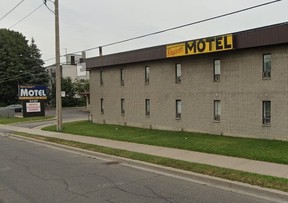 2025 년 5 월 23 일 금요일 스카 버러에있는 3137 Kingston Rd.에 위치한 Roycroft Motel에서 30 세의 여성이 심각한 부상을 입었습니다.