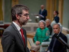 カナダのアイデンティティと文化の大臣であるスティーブン・ギルビー、および公用語の責任者の大臣は、2025年5月13日にオタワでオフィスを導入する式典のためにリドホールで誓いを立てます。
