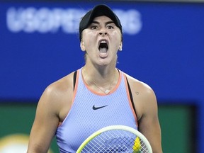 비앙카 안드레 스쿠 (Bianca Andreescu)는 테니스 경기에서 포인트를 축하합니다.