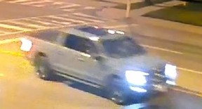 トロント警察は、ノースヨークのシナゴーグの兆候を破壊したと非難された身元不明の容疑者が、このピックアップでこの地域から逃げたと報告しています。