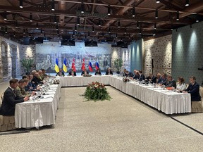 ウクライナ人(L)とロシア(R)代表団が会議に出席する