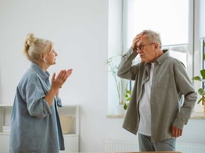 친애하는 애비 : 남편은 그것이 더 나은 것을 위해 바뀌 었다고 선언합니다. 친애하는 애비 : 남편은 그것이 더 나은 것을 위해 바뀌 었다고 선언합니다.