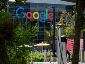 2024 년 10 월 10 일 목요일, 미국 캘리포니아 마운틴 뷰에있는 Google 본사에서 신호를 보냅니다. Alphabet Inc.는 10 월 24 일에 수입을 늘릴 예정입니다. 사진 작가 데이비드 폴 모리스/블룸버그