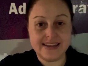 ハマスの巨大な支持者は、お湯の中で教師を見ます ハマスの巨大な支持者は、お湯の中で教師を見ます