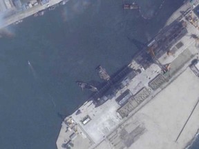 Planet Labs PBC의 위성에 의한이 이미지는 2025 년 5 월 20 일 화요일 북한 성주에 바다에 배치되기 전에 북한 파괴자를 보여줍니다.