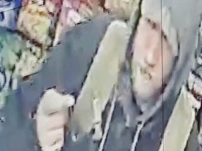 犯罪現場:人は小売店で強盗を求められています 犯罪現場:人は小売店で強盗を求められています