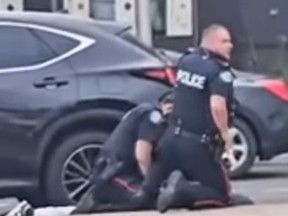 トロント警察は、ウィリアム・キッチン・ロードの部門で強盗で容疑者を逮捕する方法を見ています。 2025年5月13日火曜日にスカボローで。