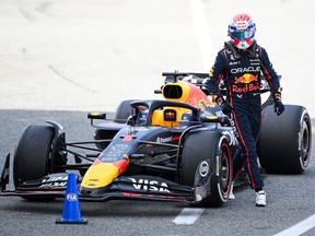 Max Verstappen يخرج من (1) Oracle Red Bull Racing RB21 بعد F1 Grand Prix Spanish في Circuit de Barcelona-Catalunya.