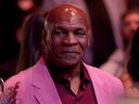Mike Tyson observa desde la multitud el UFC 316 en el Prudential Center el 7 de junio.