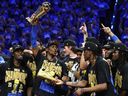 يحتفل Shai Gilgeous-Alexander من Oklahoma City Thunder مع لاعبي بيل راسل الدوري الاميركي للمحترفين.