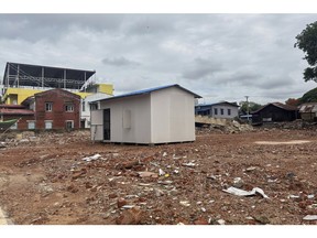 మే 23, 2025, శుక్రవారం, మయన్మార్లోని నాయిపైటావ్లో బలమైన భూకంపం వల్ల కూలిపోయిన భవనాన్ని క్లియర్ చేసిన తరువాత తాత్కాలిక భవనం కనిపిస్తుంది.