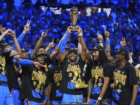 يحمل حارس أوكلاهوما سيتي ثاندر شاي جيلجوس-ألكاندر ، سنتر ، كأس MVP أثناء الاحتفال به مع فريقه بعد فوزه ببطولة كرة السلة في الدوري الاميركي للمحترفين يوم الأحد ، 22 يونيو ، 22 يونيو ، 22 يونيو ، 22 يونيو ، في أوكلاهوما سيتي.