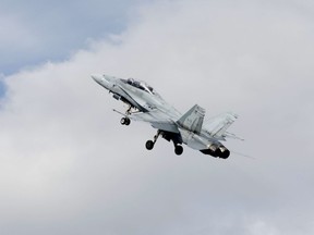 ఒక F-18 బయలుదేరుతుంది.