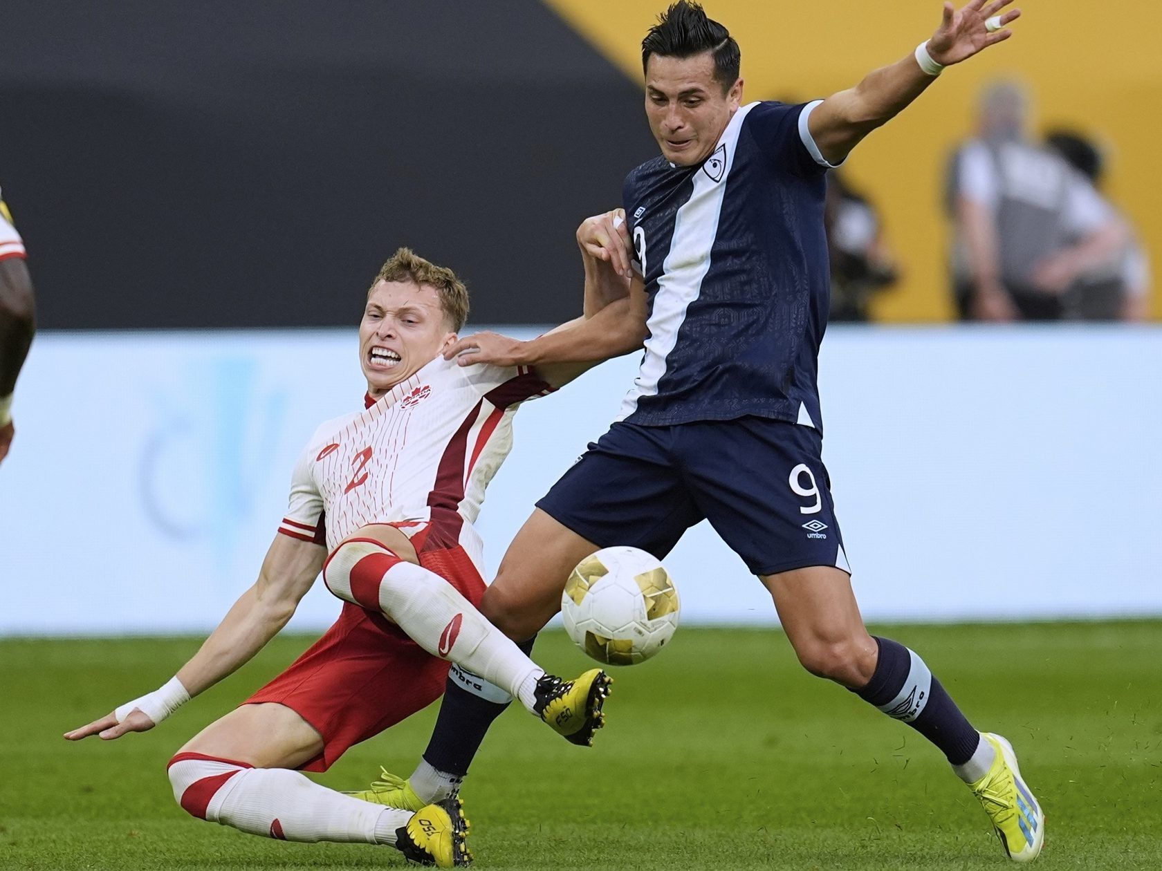 El defensor de Canadá Alistair Johnston (2) y el alero de Guatemala Rubio Méndez (9) batalla por la posesión del balón durante la primera mitad de un partido de fútbol de los cuartos de fútbol de la Copa de Oro de la CONCACAF el domingo.

