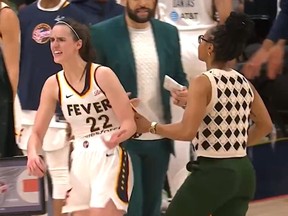 Caitlin Clark restrained by coach in heated moment with ref | Toronto Sun