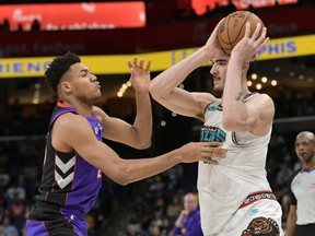 The Memphis Zach Edey Grizzlies Center manages the ball against Ulrich Chomche de Toronto Raptors in a match last year.