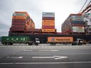 تحمل شاحنات النقل حاويات الشحن التي سيتم تحميلها على سفينة حاوية Hapag-Lloyd Frankfurt Express في مركز DP World في بورت ، فانكوفر ، يوم الأحد ، 3 أغسطس 2025.