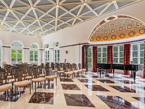 La salle de concert, l'une des nombreuses pièces d'un manoir de chemin Bridle répertorié pour 49,95 millions de dollars.