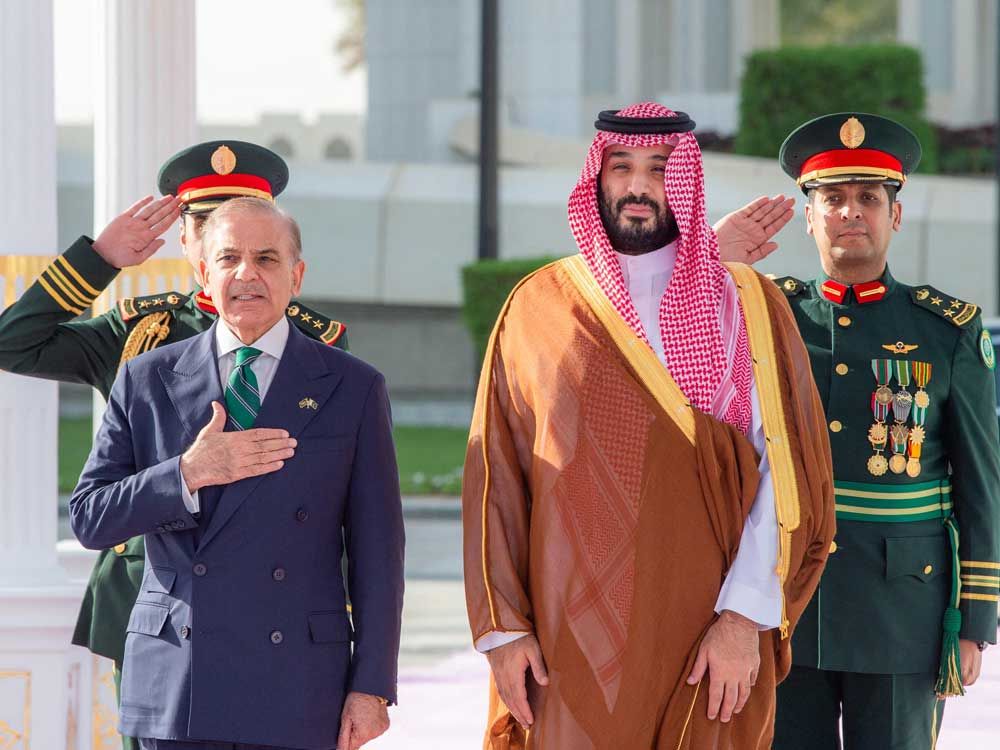 In the picture of the handout, provided by the Saudi Press (SPA) on September 17, 2025, shows that the Crown Prince of Saudi Arabia Mohammed bin Salman (right) is welcoming Pakistan Prime Minister Shekhbaz Sharif in the pretext of their meetings in Er -Riyad. Pakistan and Saudi Arabia signed a new strategic defense agreement on September 17, and both parties say that an attack on one country will be considered 