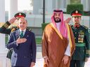 تُظهر صورة الدليل ، التي قدمتها وكالة الصحافة السعودية (SPA) في 17 سبتمبر 2025 ، ولي العهد في المملكة العربية السعودية ، الأمير محمد بن سلمان (يمين) ، وهو يرحب برئيس الوزراء الباكستاني شيهباز شريف في عشية اجتماعهم في رياده. وقعت باكستان والمملكة العربية السعودية اتفاقًا جديدًا من الدفاع الاستراتيجي في 17 سبتمبر ، وقال جانبان إنها ستنظر في هجوم على بلد واحد