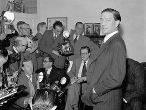 في هذه الصورة للملف في 8 نوفمبر 1955 ، الدبلوماسي البريطاني السابق كيم فيلبي ، الذي اتُهم بالتجسس لروسيا في ذلك الوقت ، خلال مؤتمر صحفي في منزل والديه في لندن.