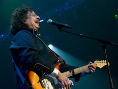 The Turtles’ singer Mark Volman, also known as Flo, sings to the crowd at Caesars Windsor during their Happy Together Tour Saturday, Aug. 3, 2013.