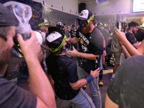 يحتفل Milwaukee Brewers ، الذي يبدأ براندون وودروف ، مع زملائه في الفريق بعد يوم الأحد ، 21 سبتمبر 2025 ، في سانت لويس في القسم المركزي.