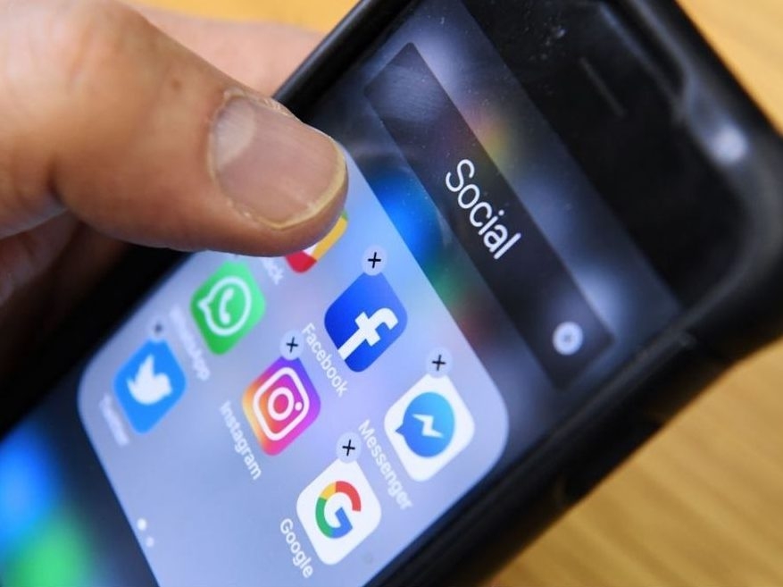  A man holds a smart phone with the icons for the social networking apps Facebook, Instagram and Twitter seen on the screen in Moscow on March 23, 2018. A public apology by Facebook chief Mark Zuckerberg, on March 22, 2018 failed to quell outrage over the hijacking of personal data from millions of people, as critics demanded the social media giant go much further to protect privacy. / AFP PHOTO / Kirill KUDRYAVTSEV