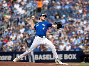 Trey Yesavage من Toronto Blue Jays ضد Tampa Bay Rays خلال الشوط الأول في لعبة MLB في مركز روجرز 27 سبتمبر 2025 في تورنتو.