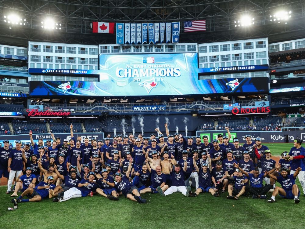Toronto Blue Jace poses for a team picture after he forced Al East’s division after their game against Tampa Bay rays in the center of Rogers.