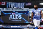 Vladimir Guerrero Jr. Blue Jays يشاهد أمام مباراة الفرقة الأولى ضد نيويورك يانكيز في مركز روجرز في 4 أكتوبر 2025 في تورنتو.