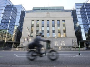 サイクリングは、2025 年 9 月 17 日水曜日にオタワのカナダ銀行を通過します。