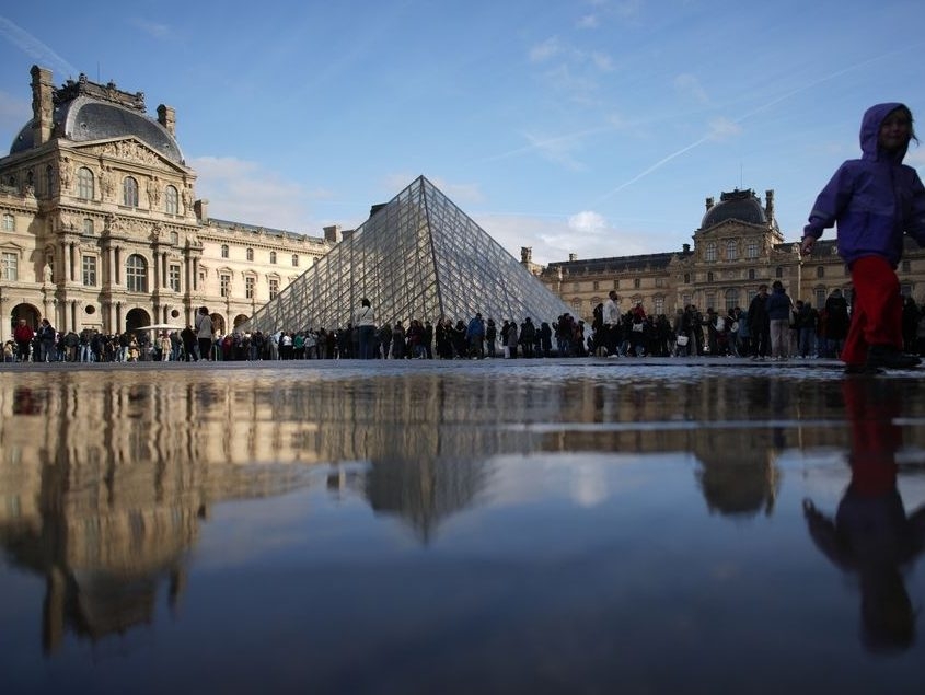 French senators say security at the Louvre is ’not in line’ with modern standards and demand action