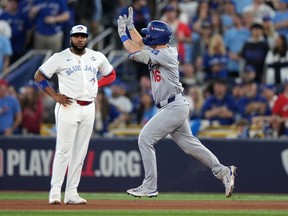 シモンズ: さて、ブルージェイズとドジャースがそれぞれ優勝した後のワールドシリーズはどうですか? シモンズ: さて、ブルージェイズとドジャースがそれぞれ優勝した後のワールドシリーズはどうですか?