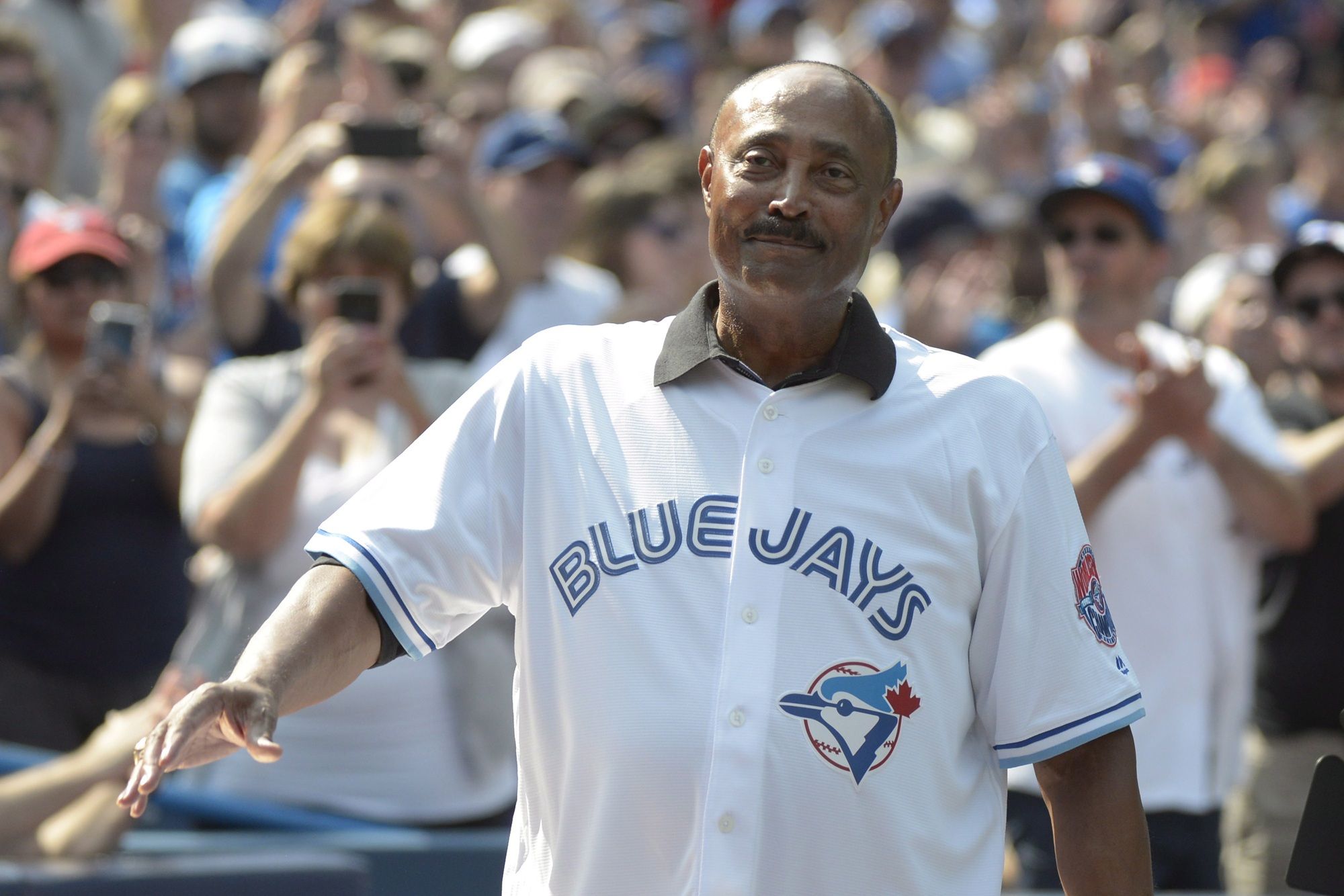 Blue Jays manager thrilled to catch ceremonial first pitch from World Series legend Cito Gaston