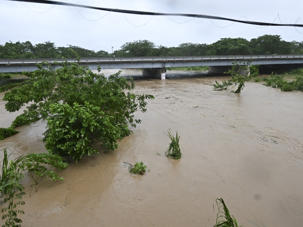 JAMAICA UNDER SIEGE: Hurricane Melissa STRIKES NOW!
