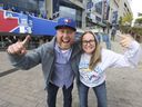 Los fanáticos de los Toronto Blue Jays, Eddie Coutu y su esposa Alex, de Winnipeg, compraron gorras, sudaderas y cosas para sus hijos en la tienda de los Jays en el Rogers Centre el jueves 23 de octubre de 2025.