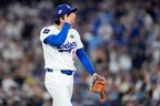 El lanzador de los Dodgers de Los Ángeles, Shohei Ohtani, camina hacia el dugout después de ponchar a Alejandro Kirk de los Azulejos de Toronto durante la sexta entrada del Juego 4 de la Serie Mundial de béisbol, el martes 28 de octubre de 2025, en Los Ángeles.