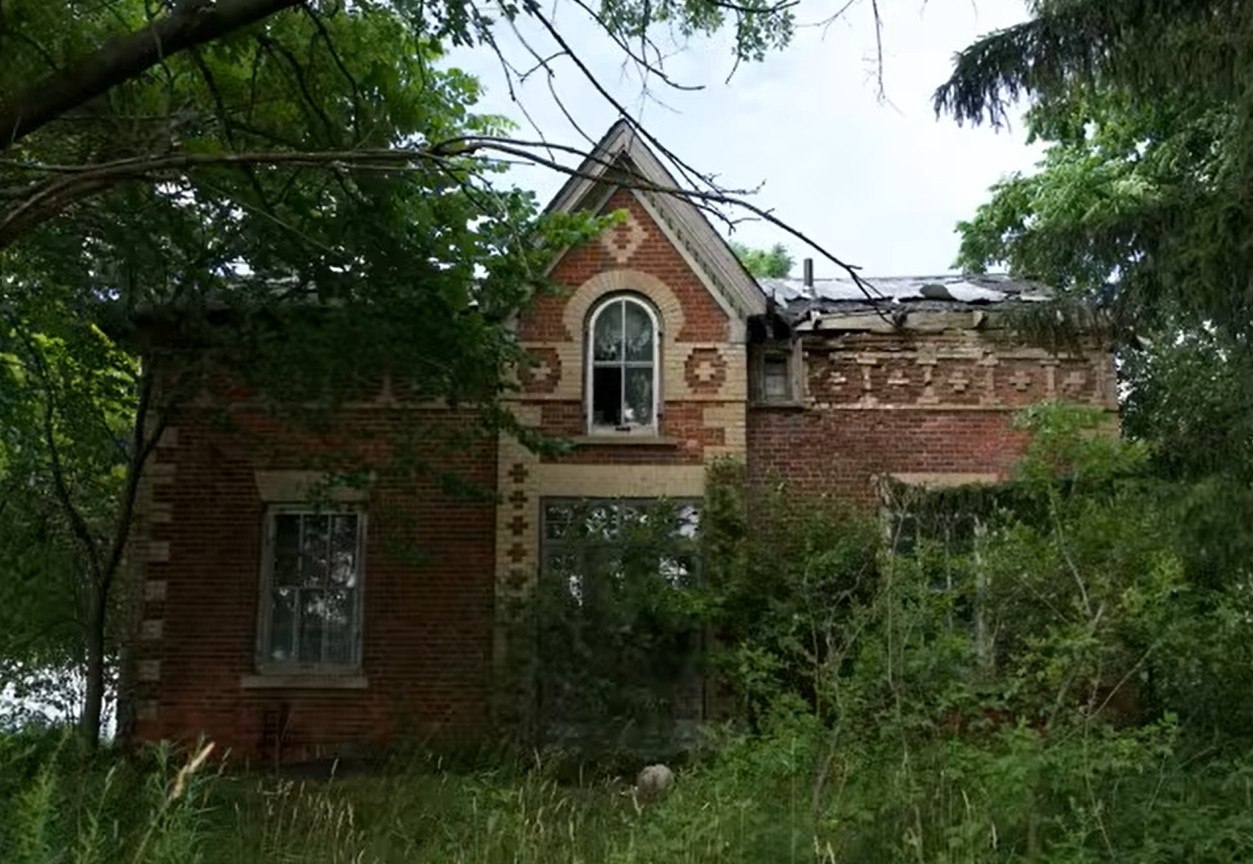 The abandoned house in Halton Region where YouTube explorer Dave Conlon found a clipping of Colleen Sauve’s 1993 Sunshine Girl photo.  The abandoned house in Halton Region where YouTube explorer Dave Conlon found a clipping of Colleen Sauve’s 1993 Sunshine Girl photo.