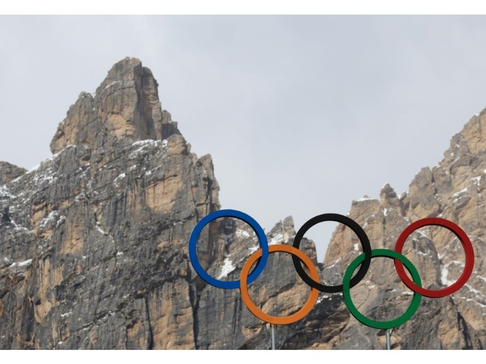 পরিবেশবাদীরা কৃত্রিম তুষার তৈরির জন্য প্রয়োজনীয় শক্তি খরচ এবং বিশাল জল সম্পদের নিন্দা করেন। (পিয়েরে টিসোট/এএফপি/ফাইল)