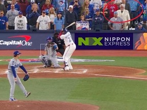 ওয়ার্ল্ড সিরিজের গেম 2-এ অভিনেতা রব উইলিসকে কর্নেল সন্ডার্সের চরিত্রে চিত্রিত করা হয়েছে। (গল্প x PR/KFC)