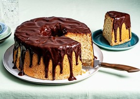 Chiffon cake with hazelnuts and Nutella ganache.