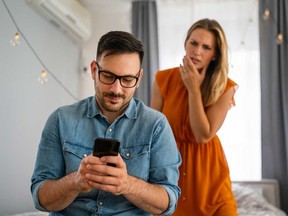 アナトビによると、彼は何年も前にそれを完了するのが障害になっていたと嘘をつきました アナトビによると、彼は何年も前にそれを完了するのが障害になっていたと嘘をつきました