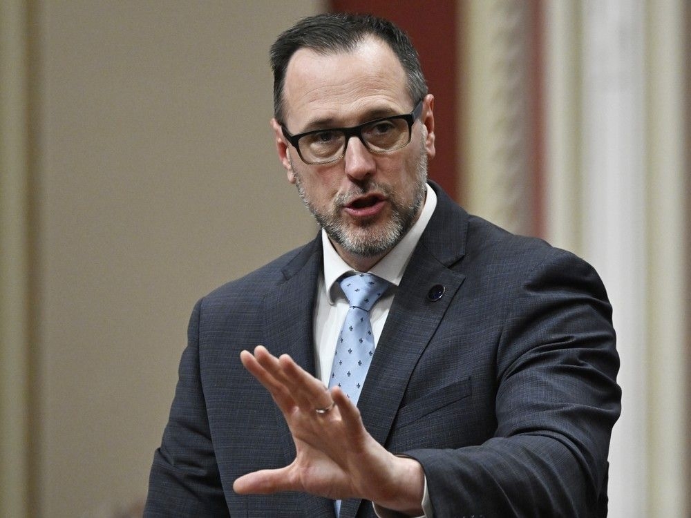 Quebec SHUTS THE DOOR: Immigration HALVED!