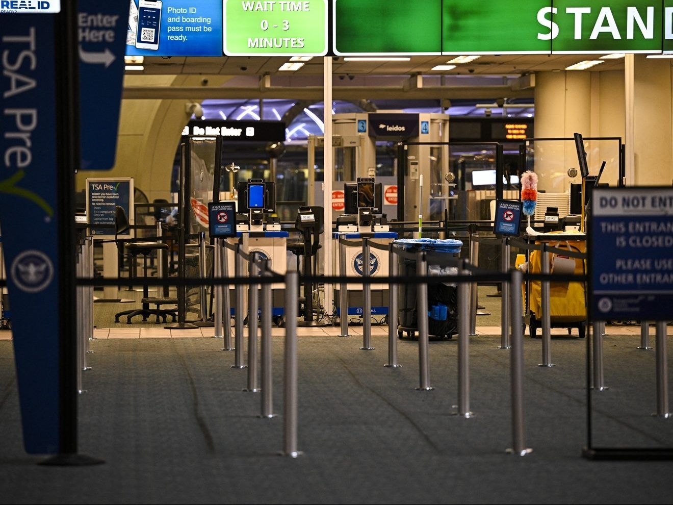 Стойка TSA пуста в международном аэропорту Орландо.