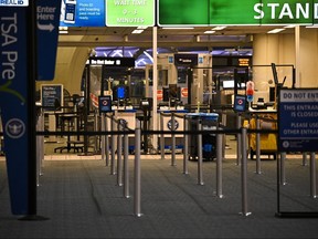 Стойка TSA пуста в международном аэропорту Орландо.